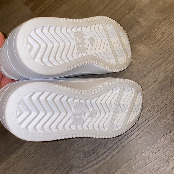 NWT MENS white shoes - Picture 3 of 4